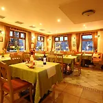 Wellness Zlata Lipa 호텔 데친